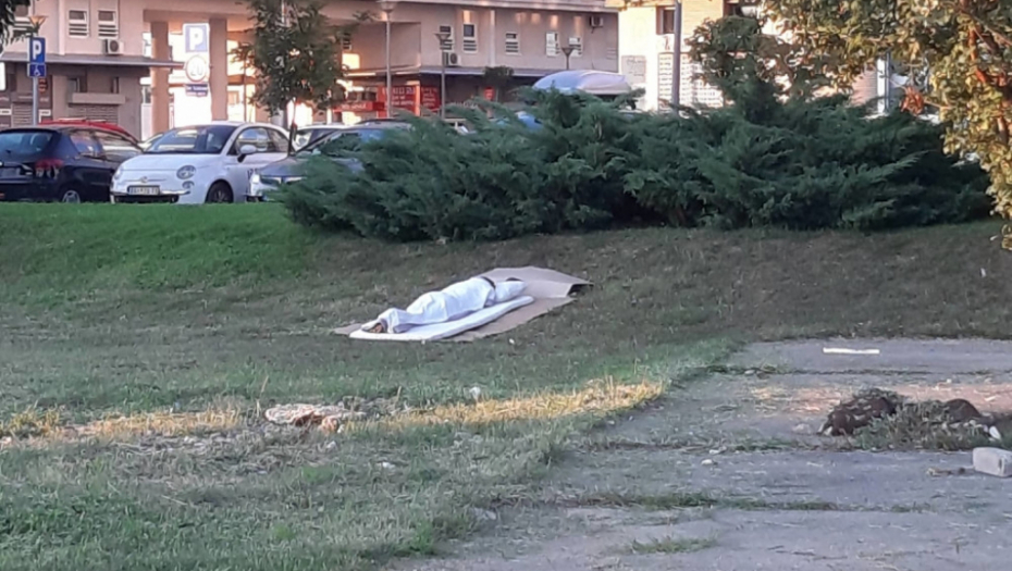 Čovek spava u parku