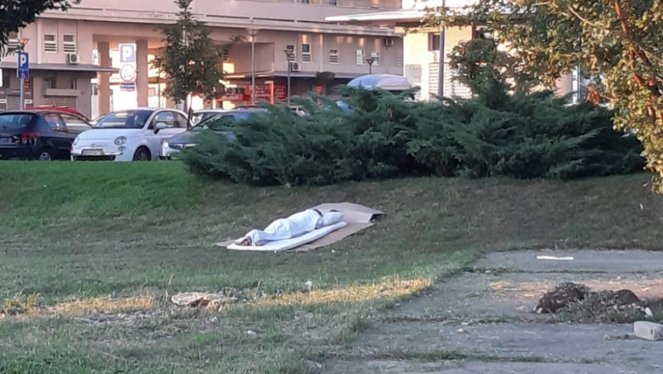 Čovek spava u parku