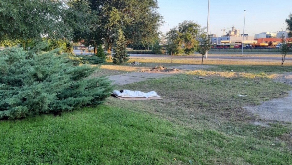 Čovek spava u parku