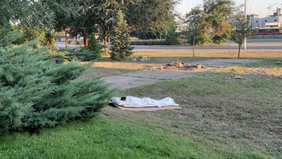 Čovek spava u parku