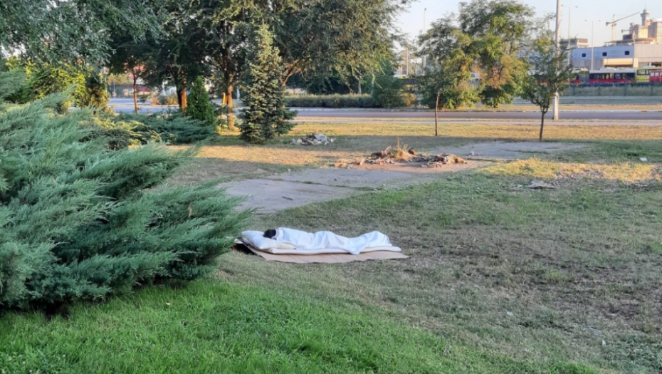 Čovek spava u parku