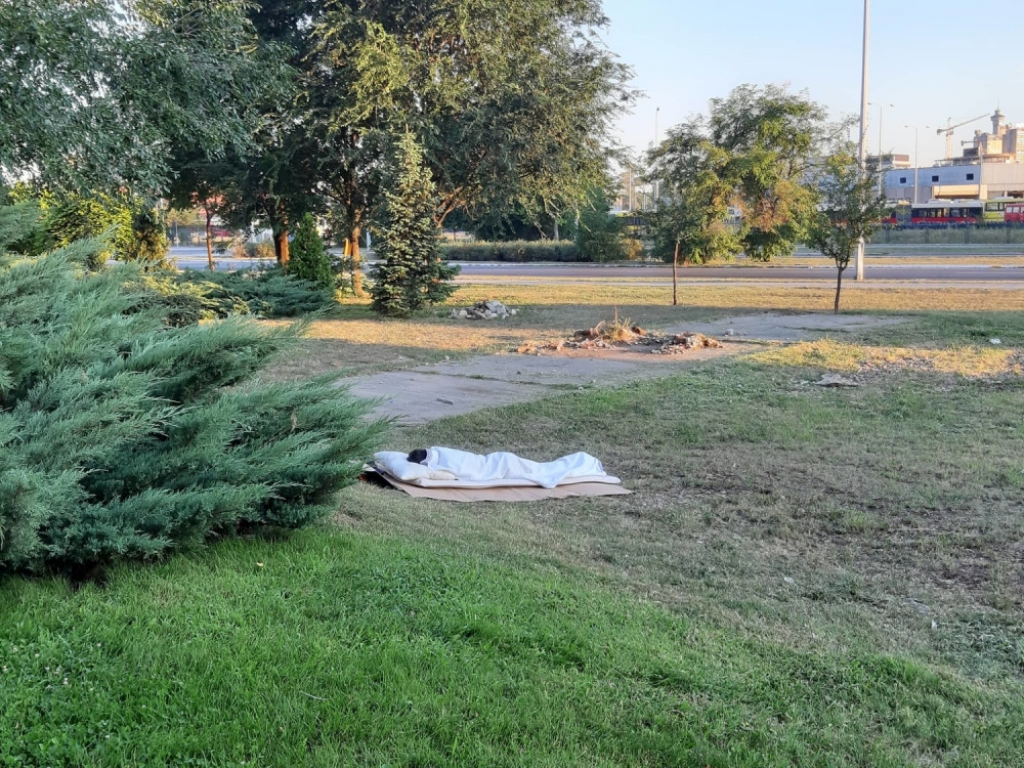Čovek spava u parku