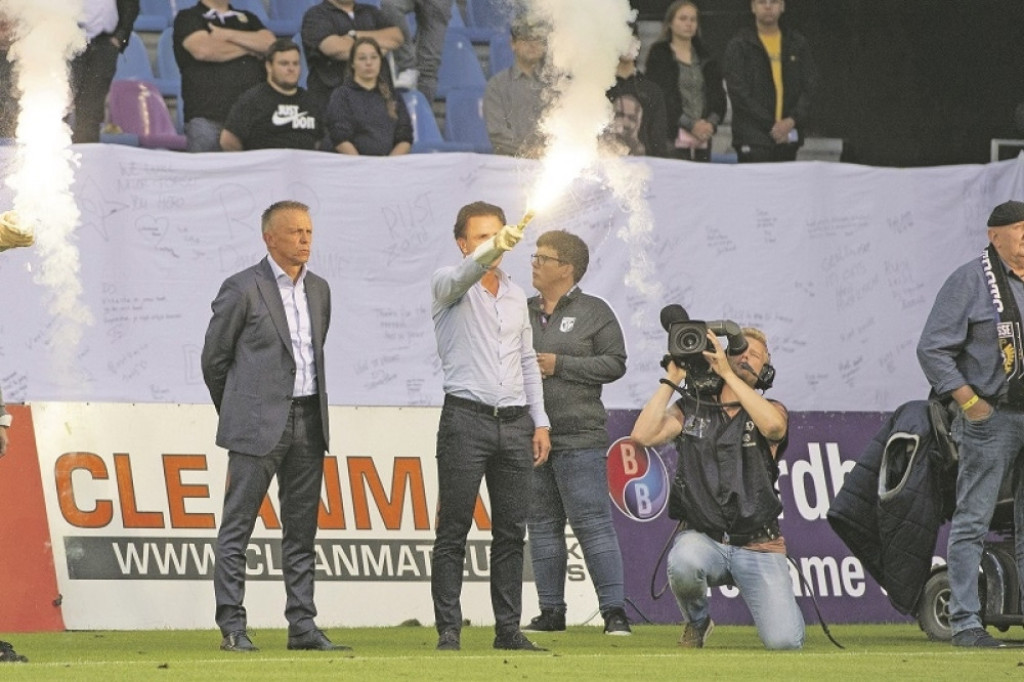 Saigrači Edvard Sturing i Mark Van Hintum s bakljom