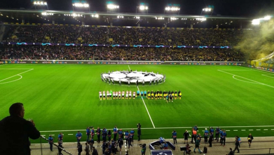 početak meča Jang Bojs - Crvena zvezda