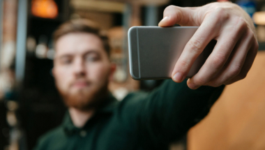 muškarac, selfi, dopisivanje, telefon