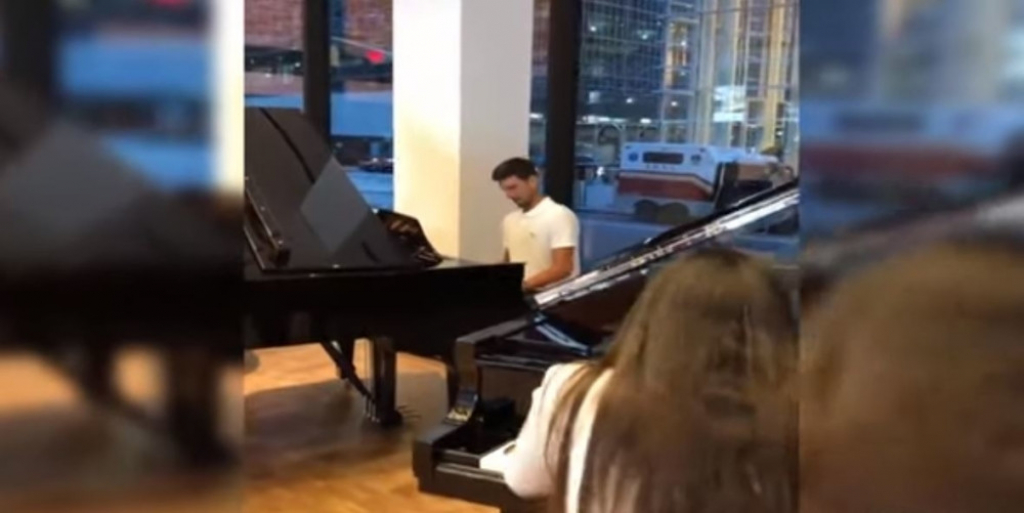 Novak Đoković za klavirom