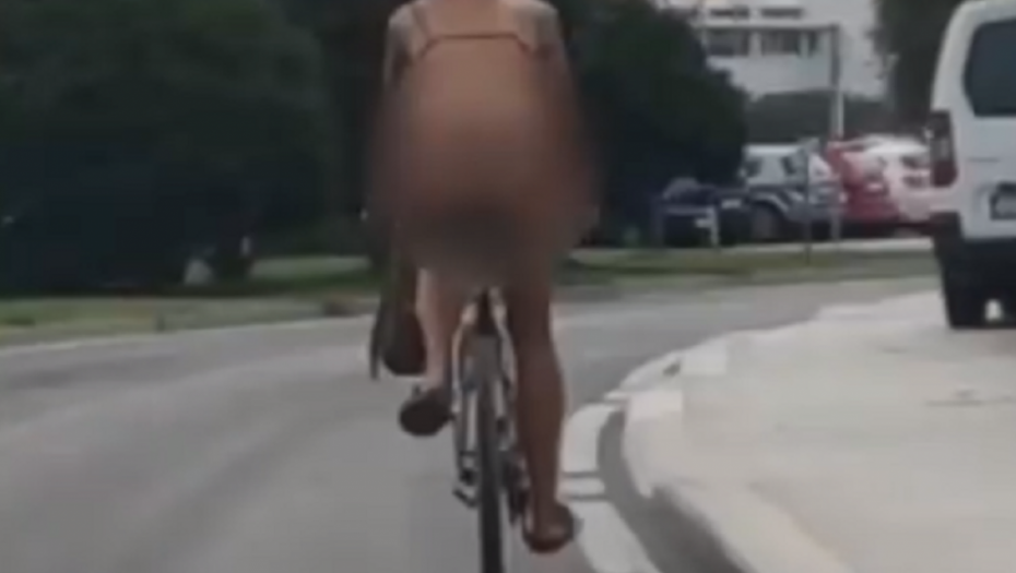 Žena u tangama vozi bicikl