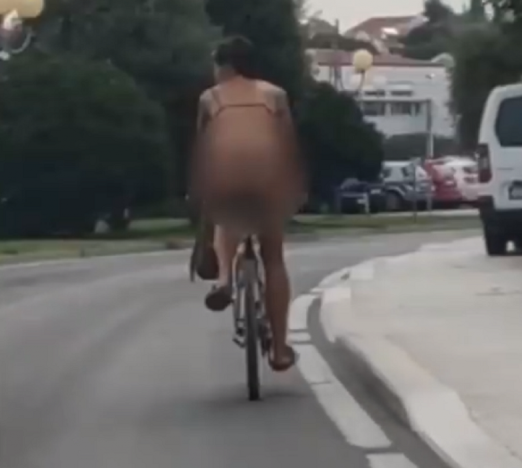 Žena u tangama vozi bicikl