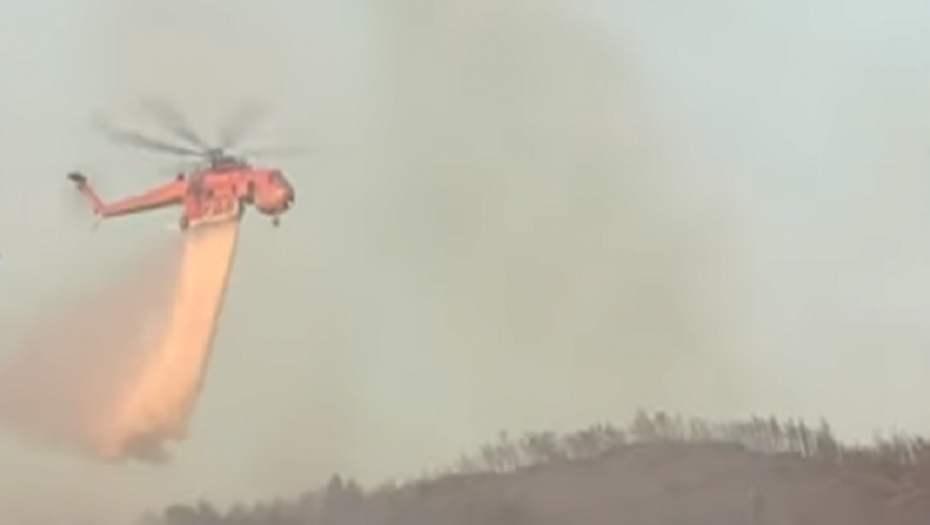 Helikopter gasi požar