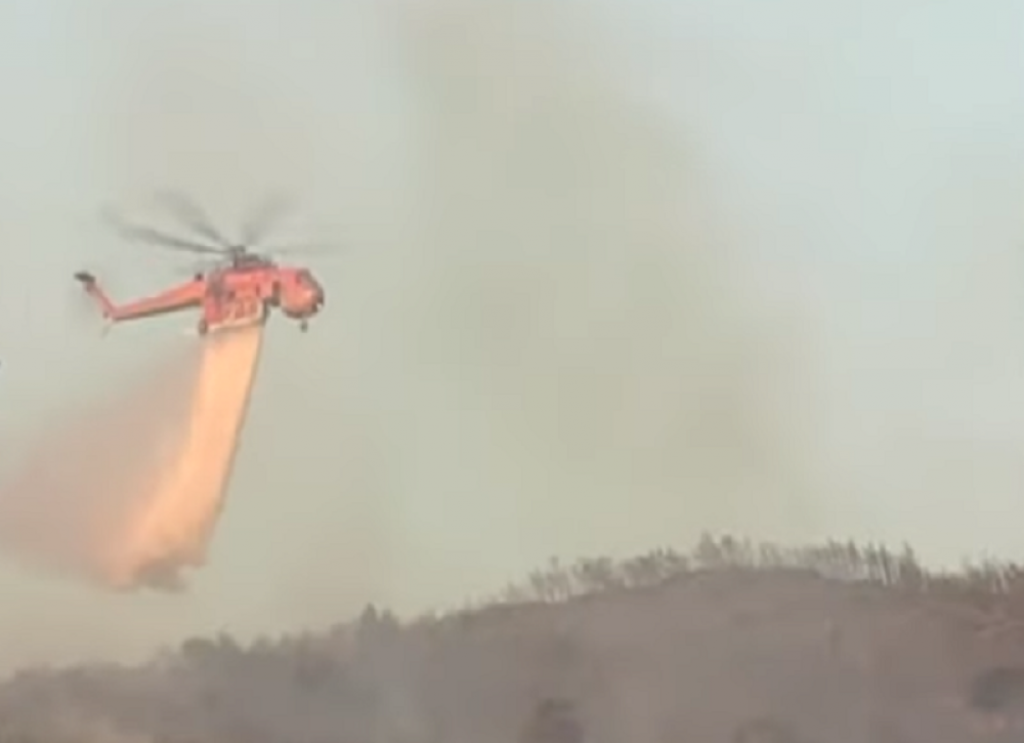 Helikopter gasi požar