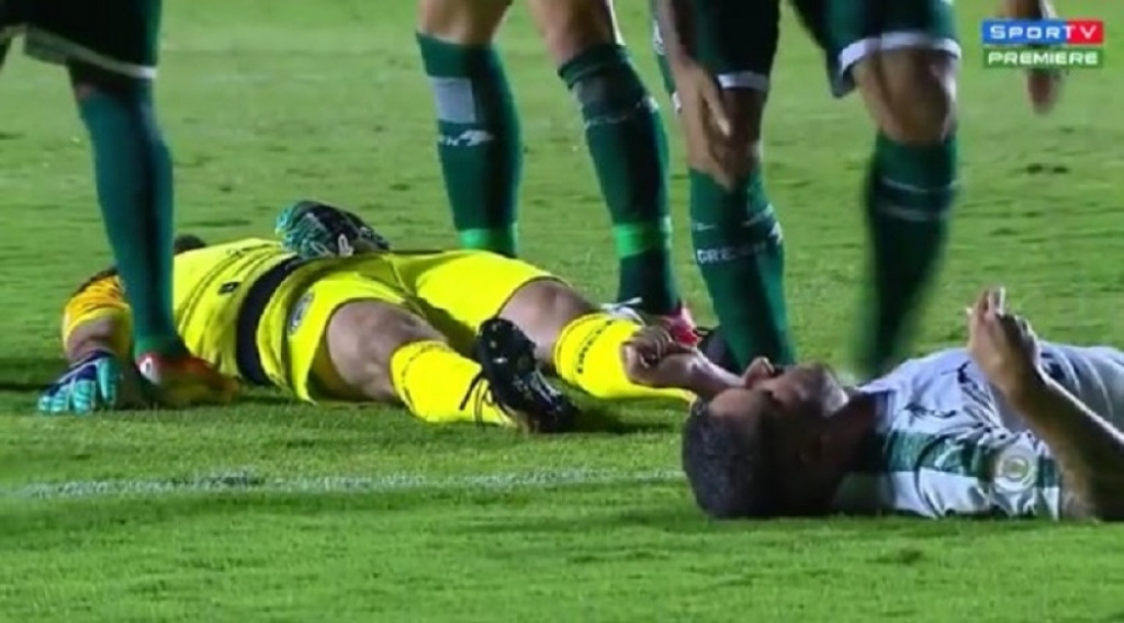 Sudar golmana i fudbalera