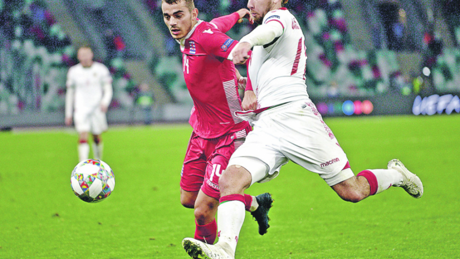 Sinani (levo) na meču protiv Belorusije