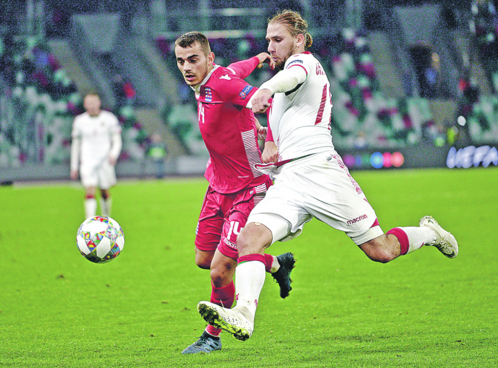 Sinani (levo) na meču protiv Belorusije