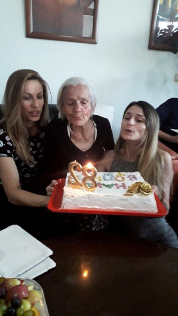 Rada Manojlović sa bakom i sestrom