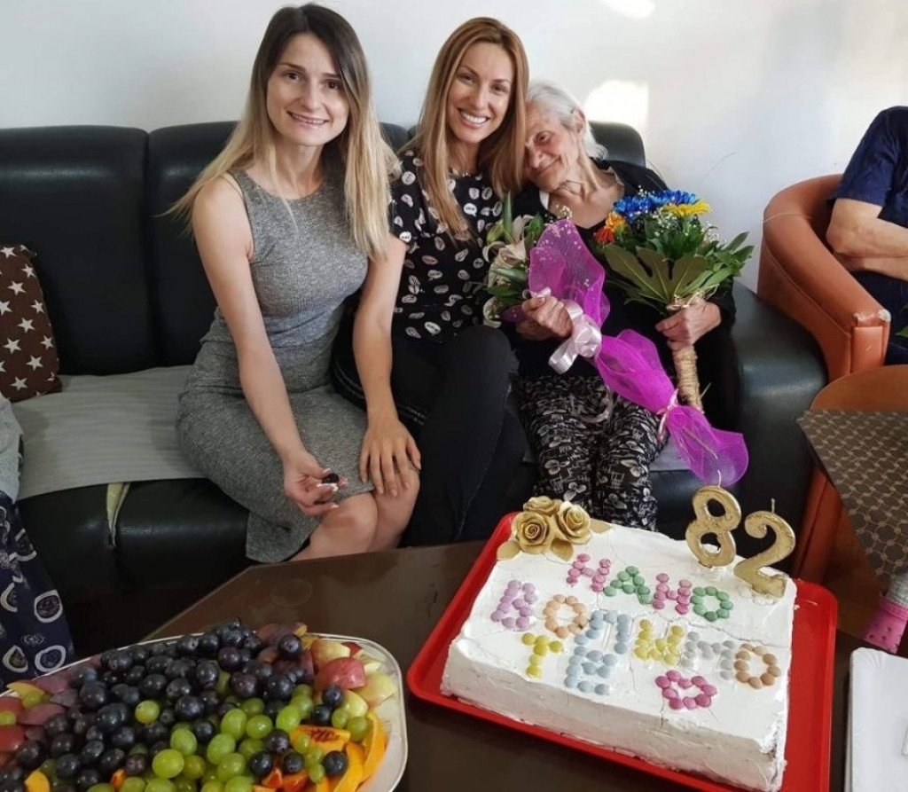 Rada Manojlović sa bakom i sestrom