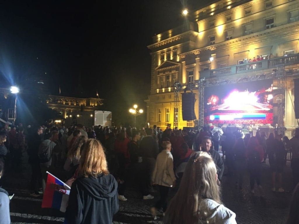 ispred skup&scaron;tine se uveliko čekaju odbojka&scaron;ice