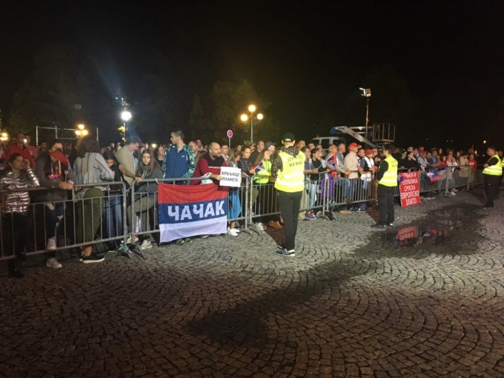 ispred skup&scaron;tine se uveliko čekaju odbojka&scaron;ice