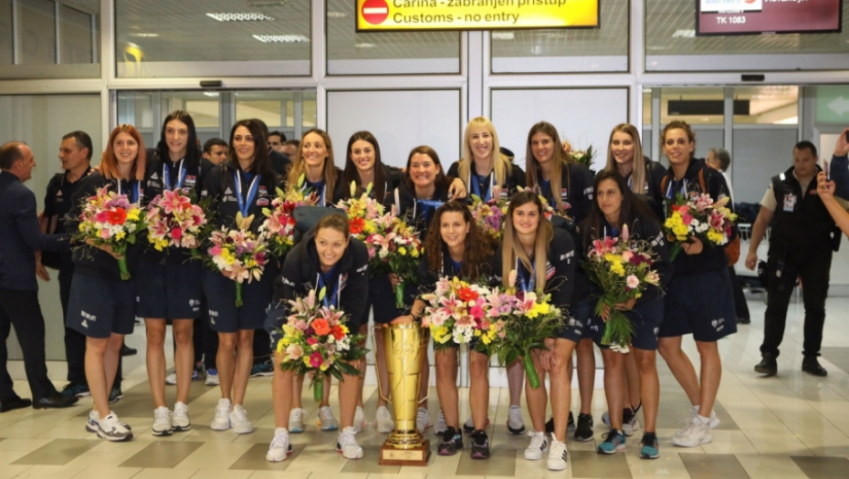 Oduševljenje na aerodromu, srpske odbojkašice