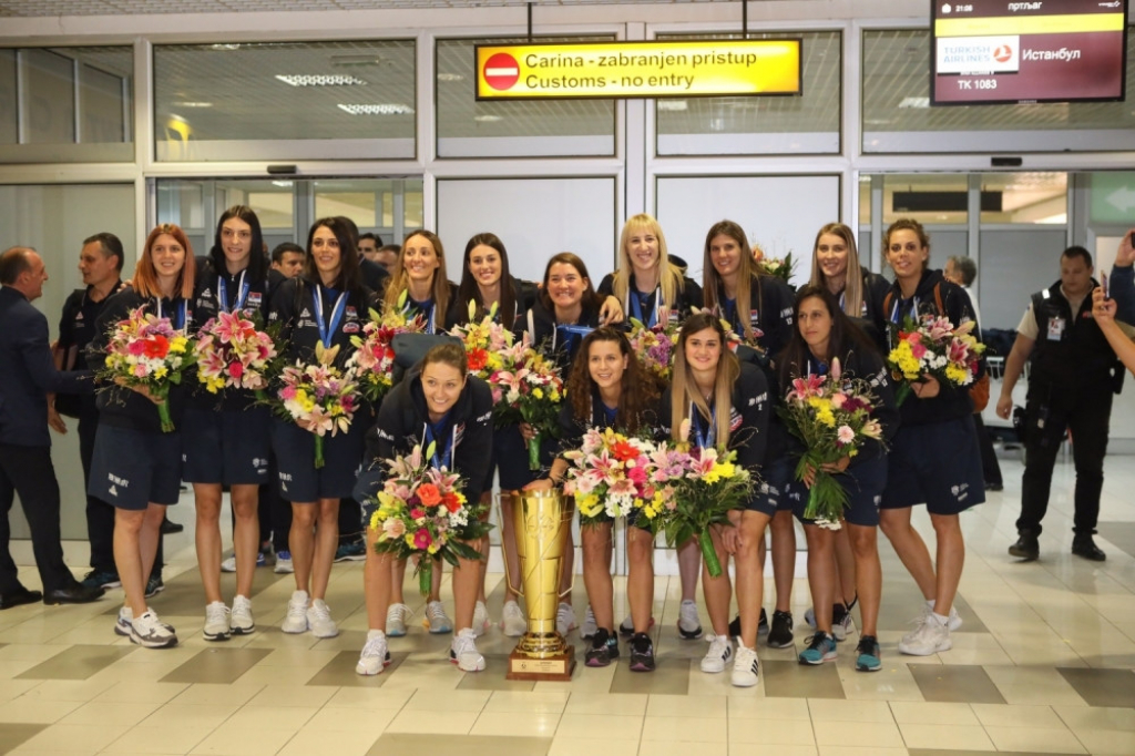 Oduševljenje na aerodromu, srpske odbojkašice