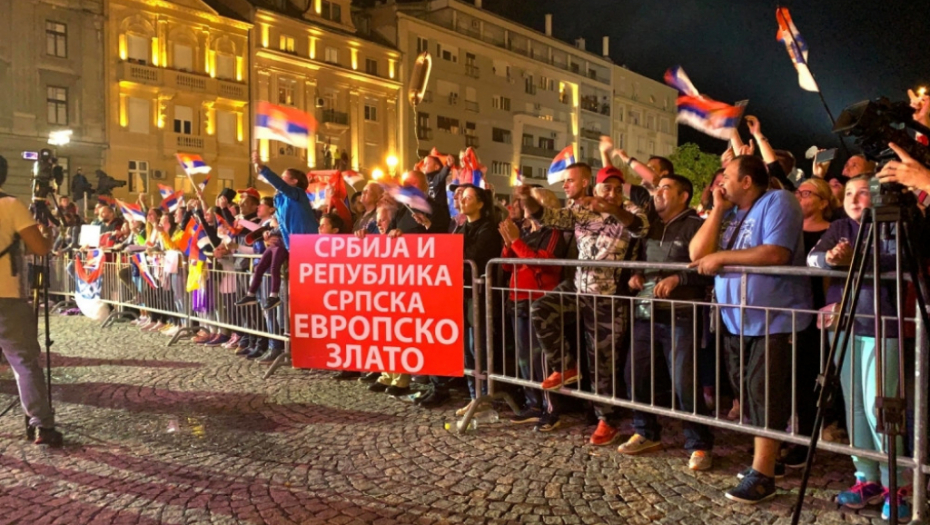 prvi red ispred Skupštine