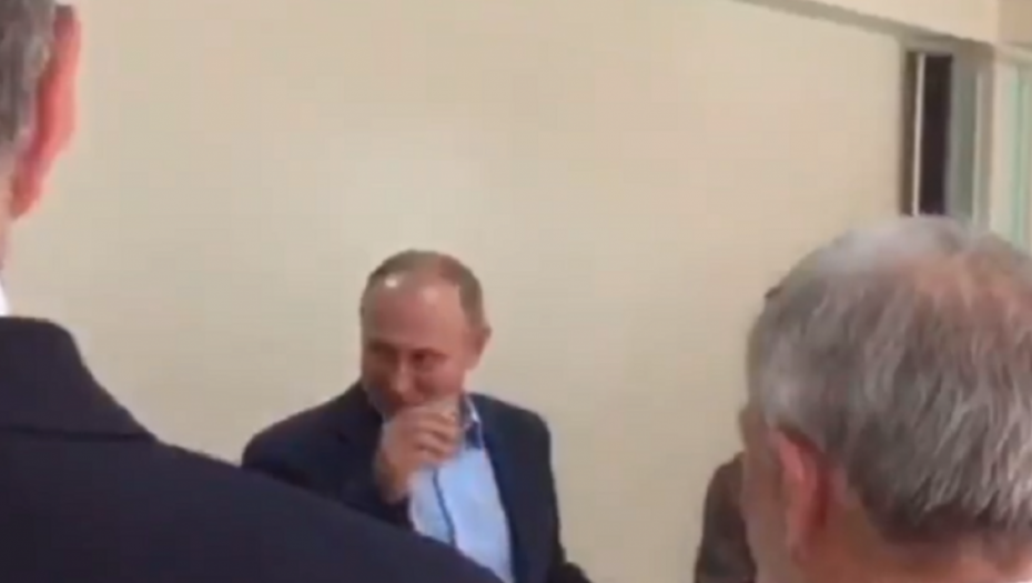 Vladimir Putin pije vodku