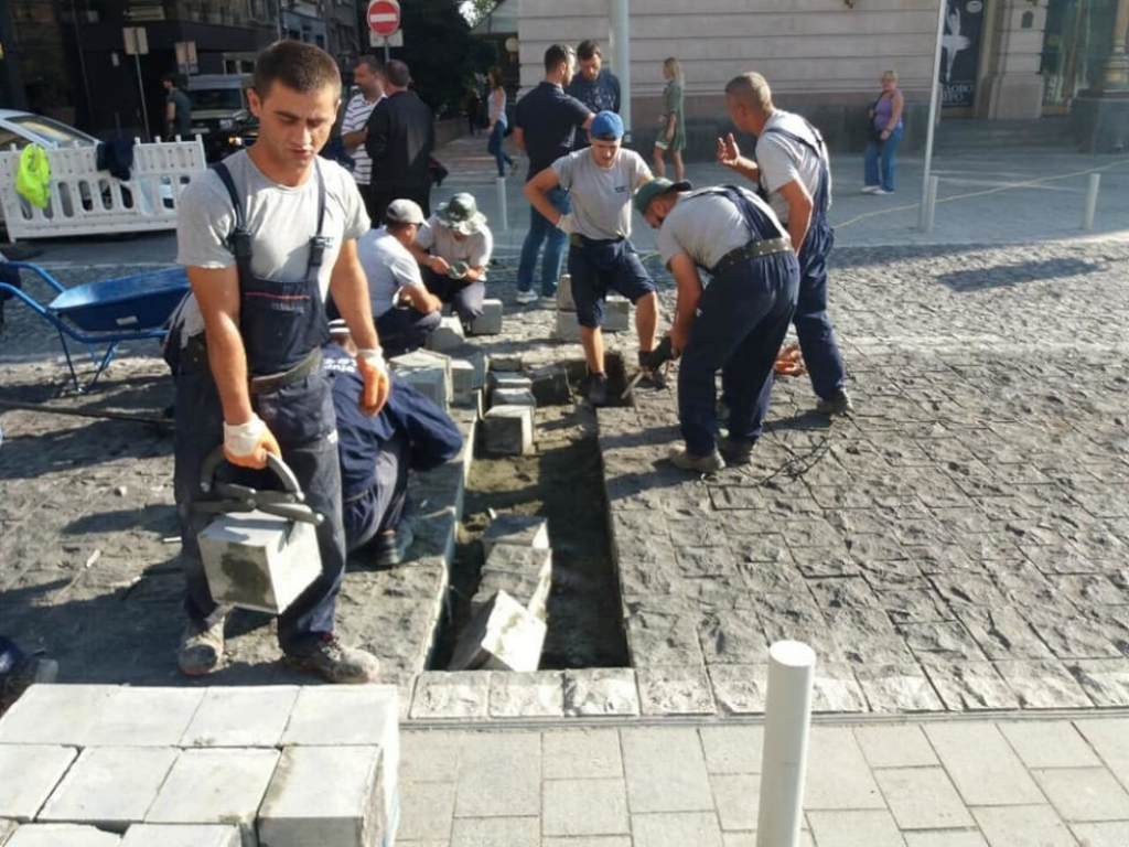 Goran Vesić, radovi, Trg republike