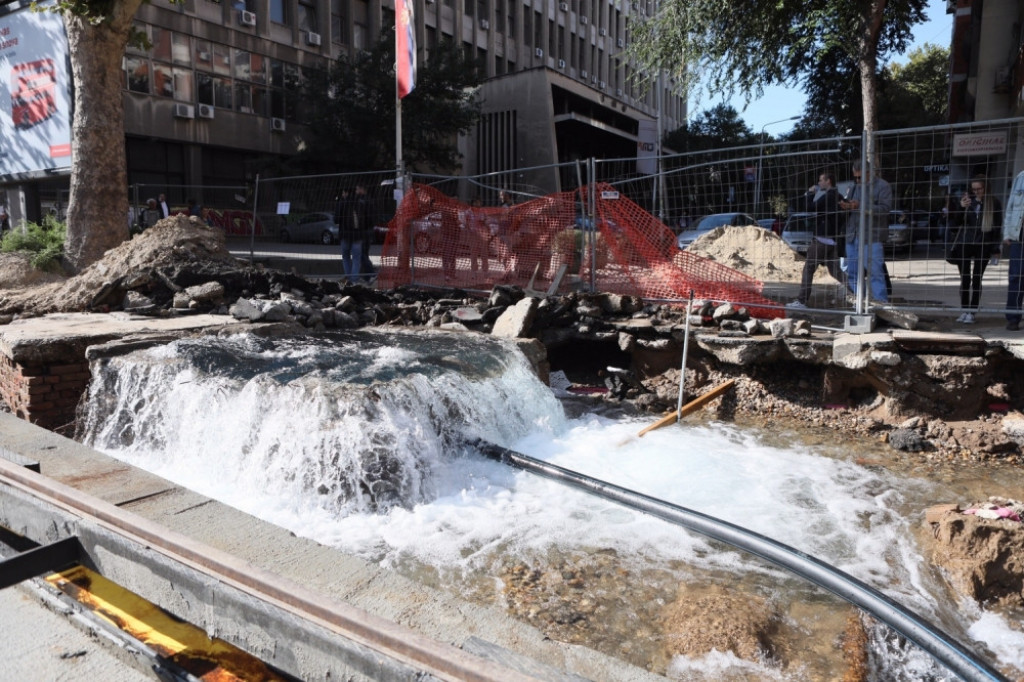 cev, vodovod, pucanje, Kraljica Marije