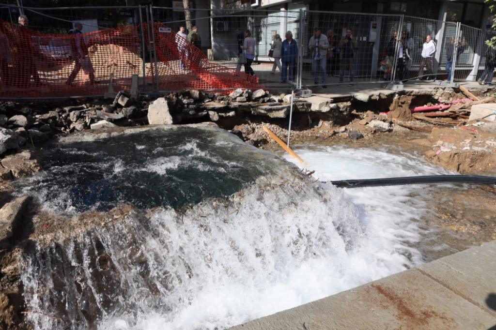 cev, vodovod, pucanje, Kraljica Marije