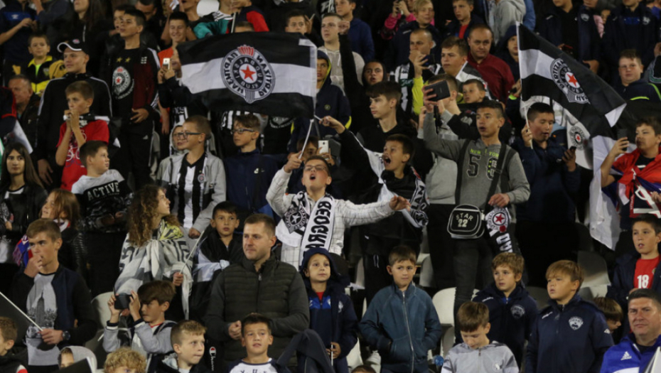 Deca kao navijači na utakmici Partizan - AZ Alkmar