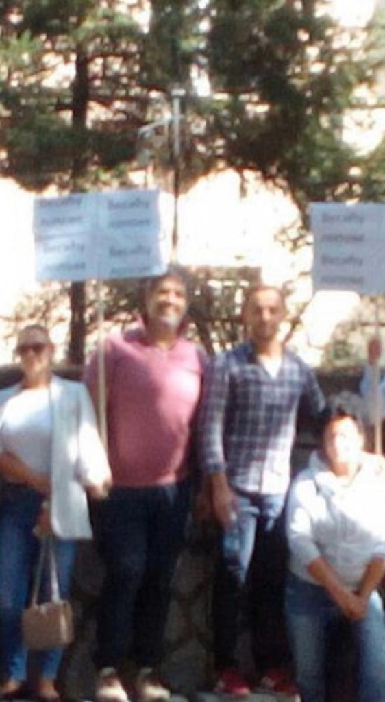 Sačekuša pred kućom Gorana Vesića