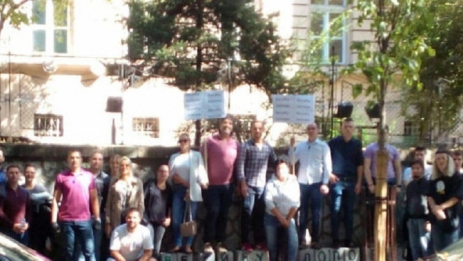 Sačekuša pred kućom Gorana Vesića