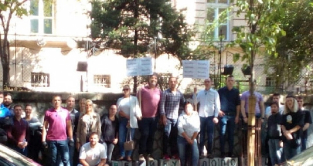 Sačekuša pred kućom Gorana Vesića