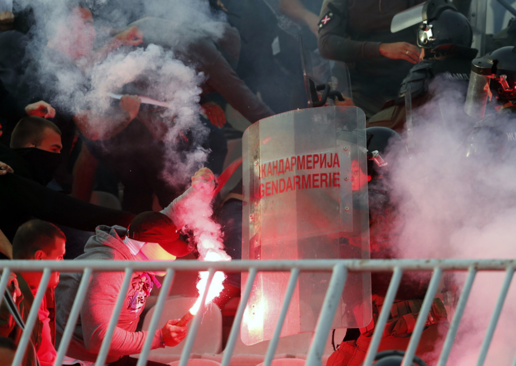Tuča navijača i žandarmerije večiti derbi