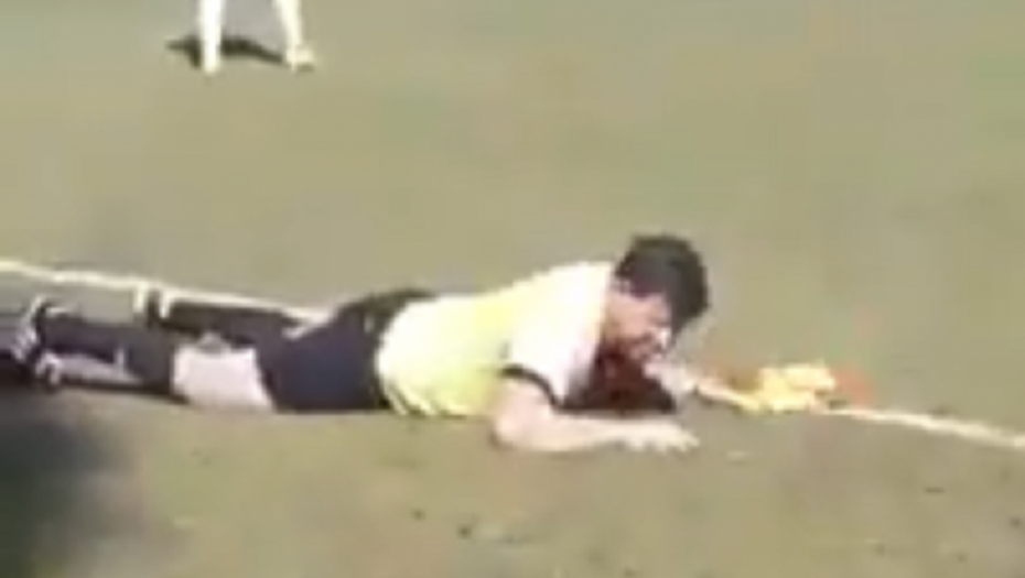 Linijski sudija u pijanom stanju sudi meč,