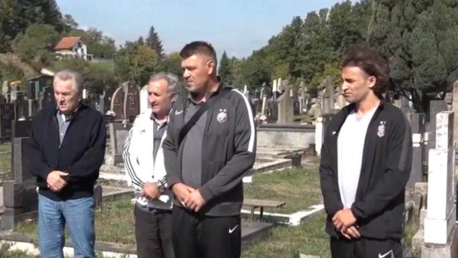 Partizanovci na grobu Vladice Kovačevića