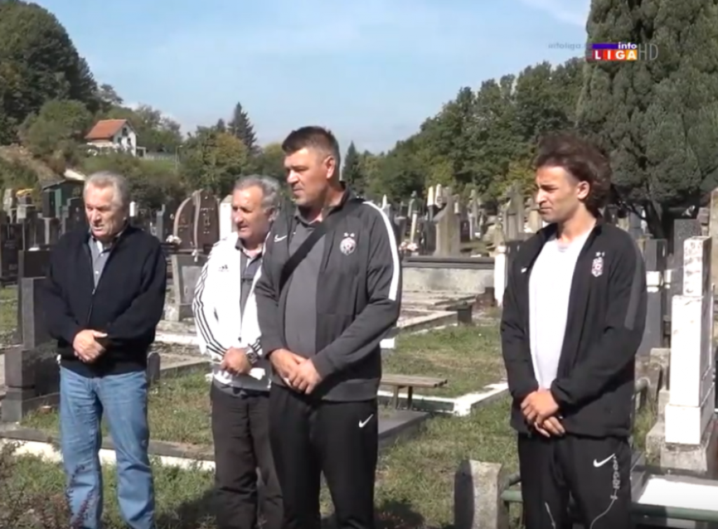 Partizanovci na grobu Vladice Kovačevića