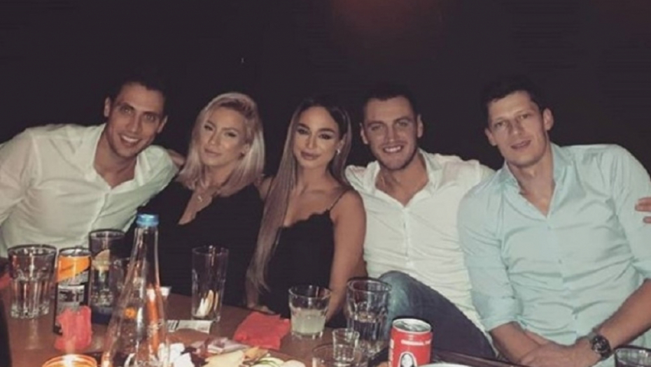 Pevačice i odbojkaši