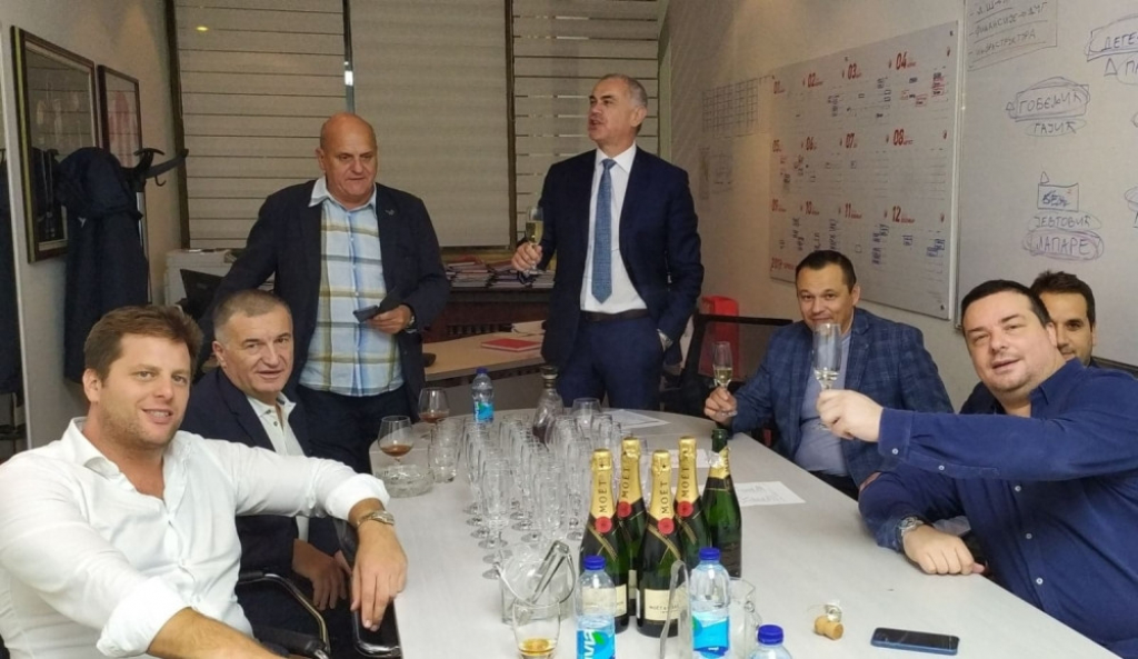 zdravica za sve zvezdaše i čitaoce Alo