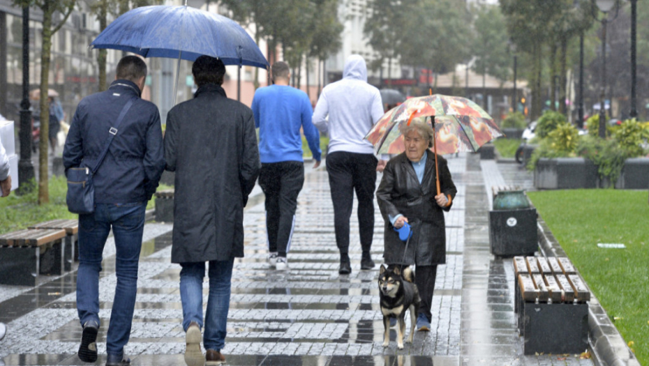 Grad, kiša, šetnja, ljudi