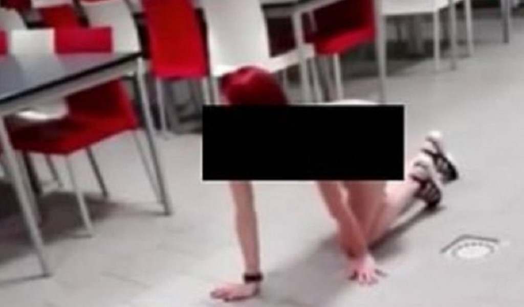 fudbaleri siluju devojku