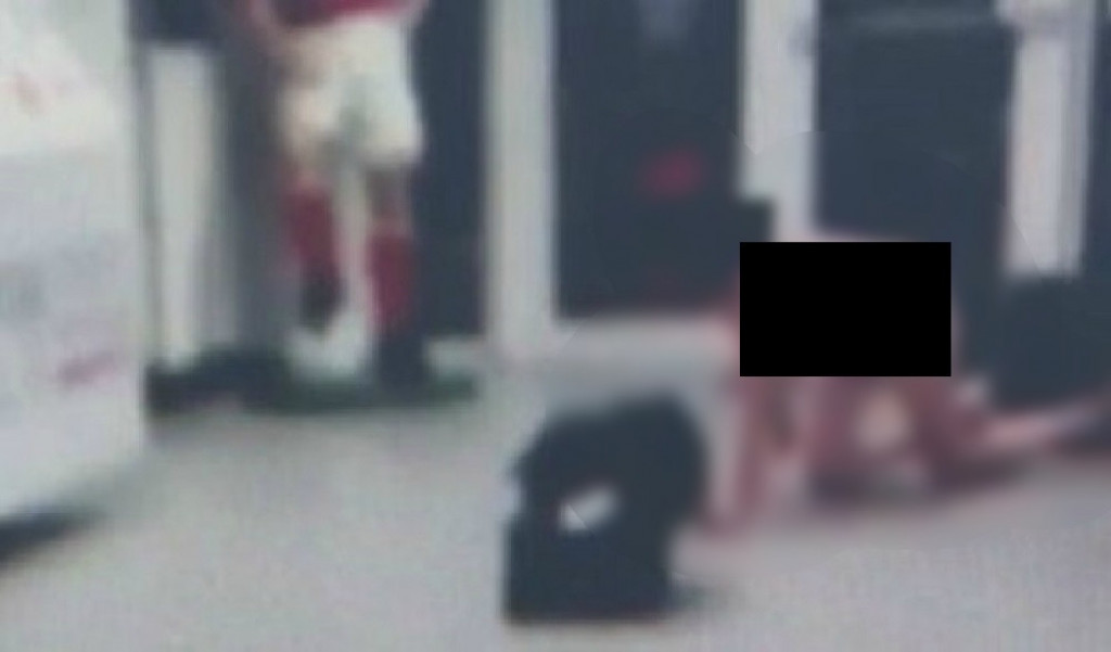 fudbaleri siluju devojku