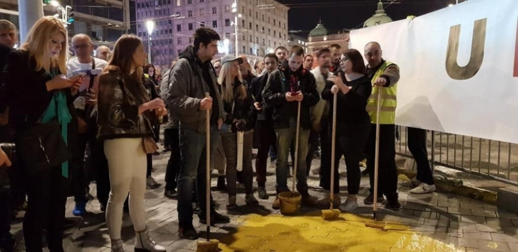 opozcija, protest. Trg republike, žuta boja