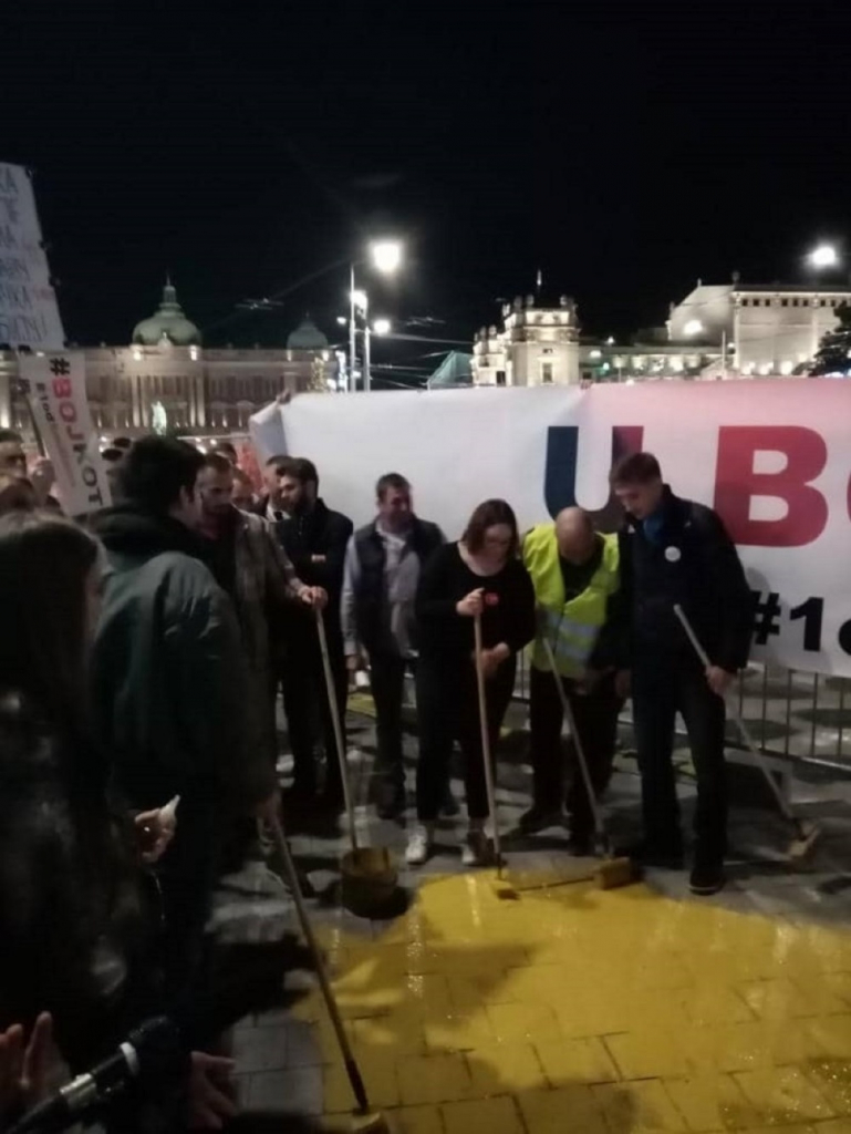 opozcija, protest. Trg republike, žuta boja