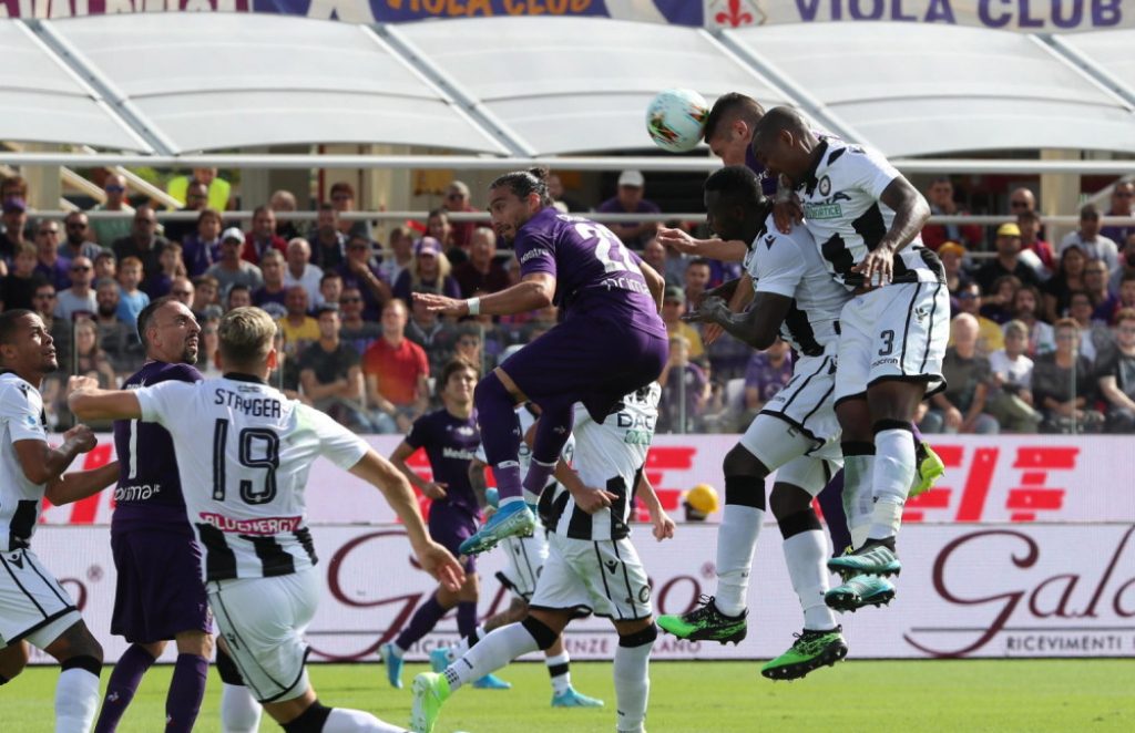 Nikola Milenković postiže gol za Fiorentinu