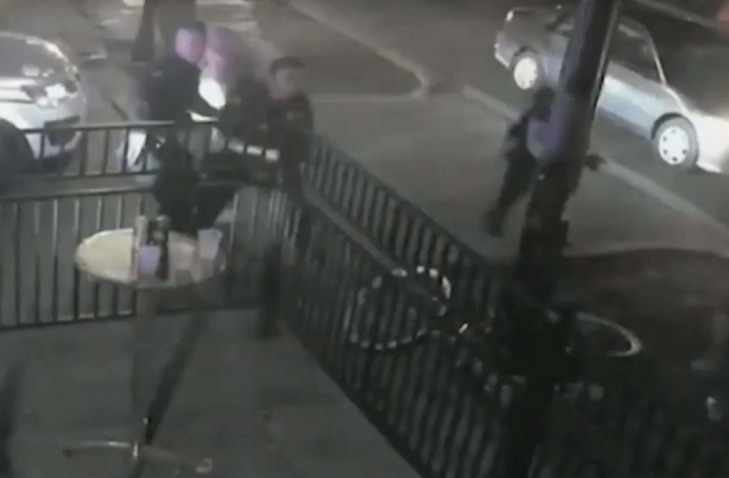 U stampedu napustili lokal