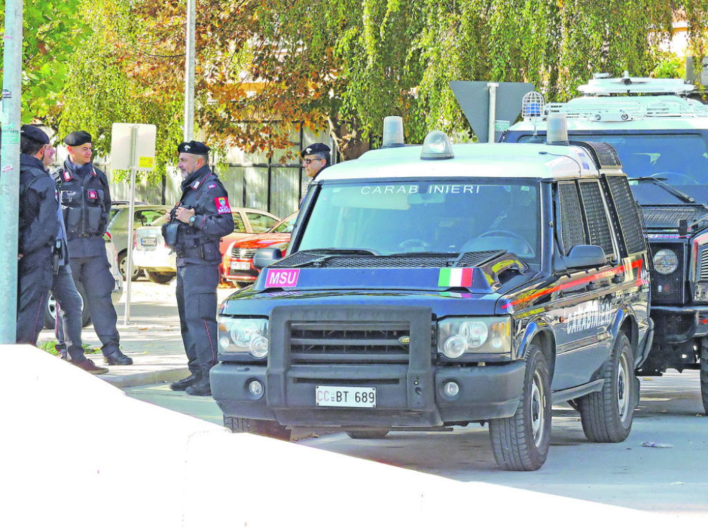 Policija iz Italije na mostu u Kosovskoj Mitrovicu