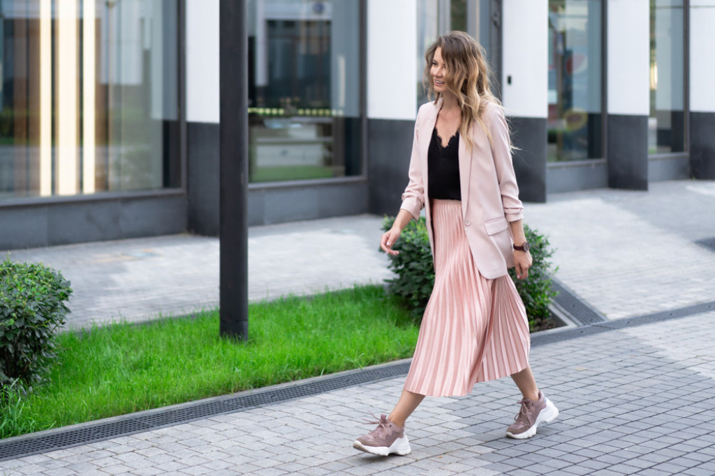 moda, devojka, žena, stil, posao, sreća, jesen, suknja, patike