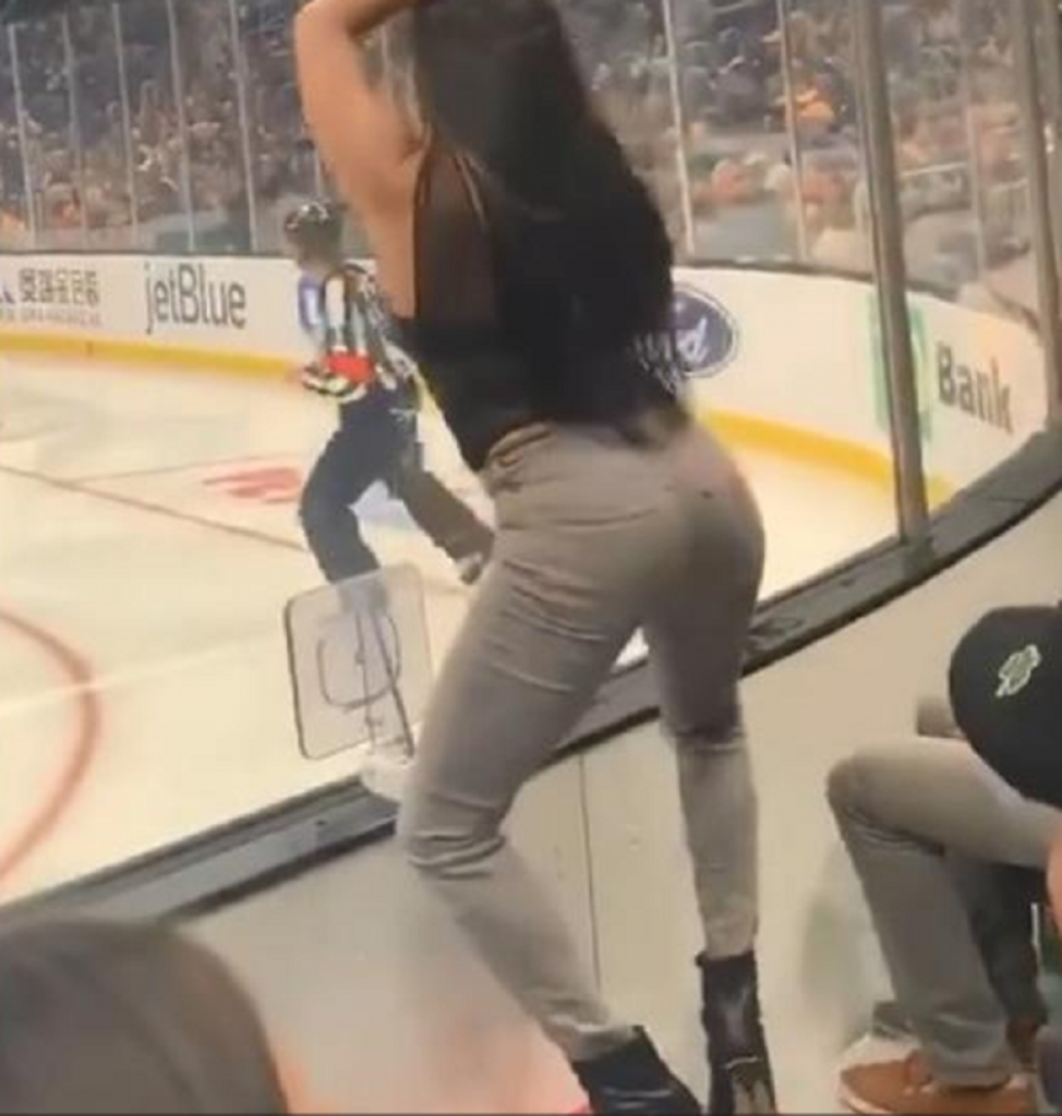 Striptiz na hokejaškom meču