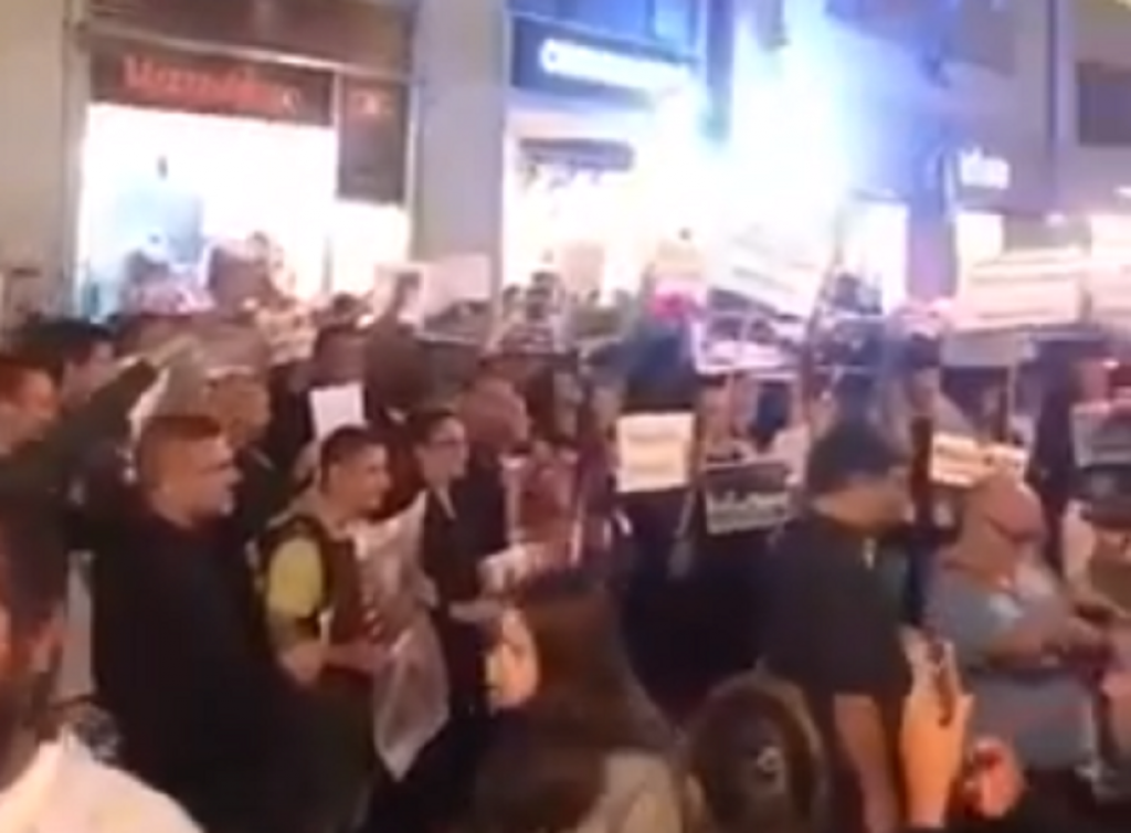 Protest ispred galerije