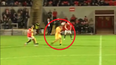 gol glavom sa polovine terena!